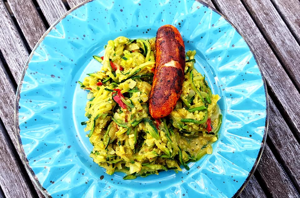 roerbakken-courgette-met-bbq-worstje